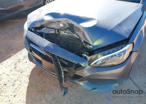 2017 Mercedes-Benz C 300 4Matic z USA, uszkodzony, nr VIN 55SWF4KBXHU195986